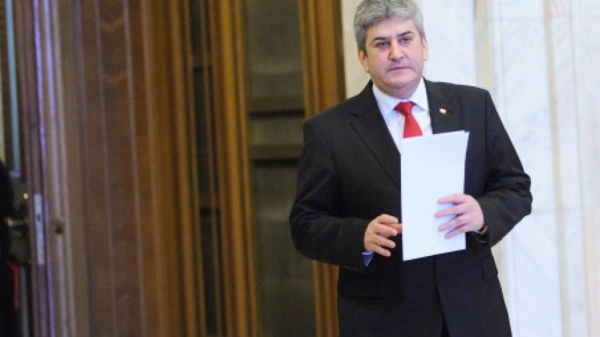gabriel oprea proslavit intr o revista editata pe bani publici de ministerul pe care l conduce