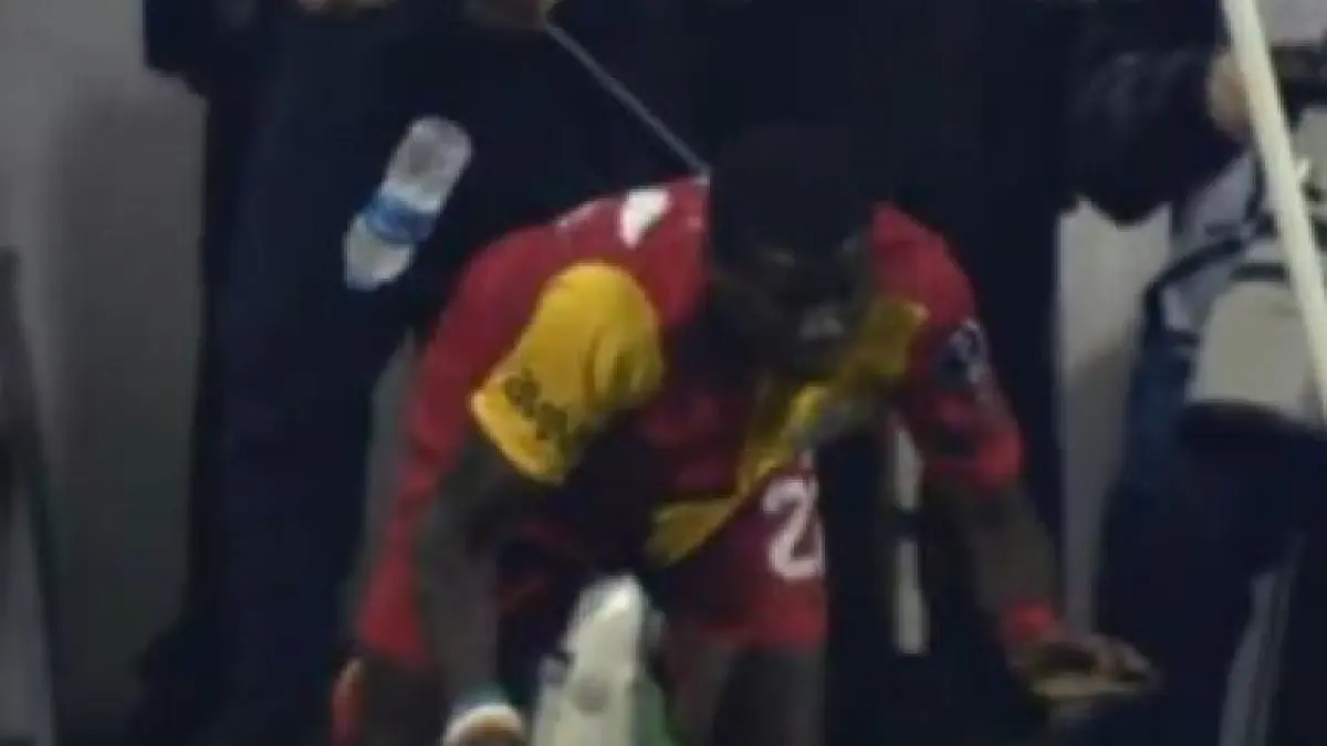 ivorianul eboue lovit de obiectele aruncate de fanii lui besiktas la derbyul cu galatasaray