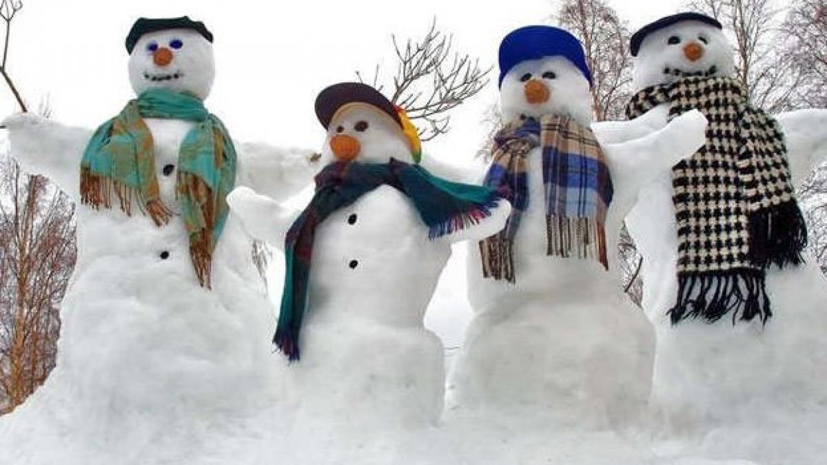 au cazut primii fulgi de nea in capitala ne pregatim sa facem oameni de zapada vezi prognoza meteo