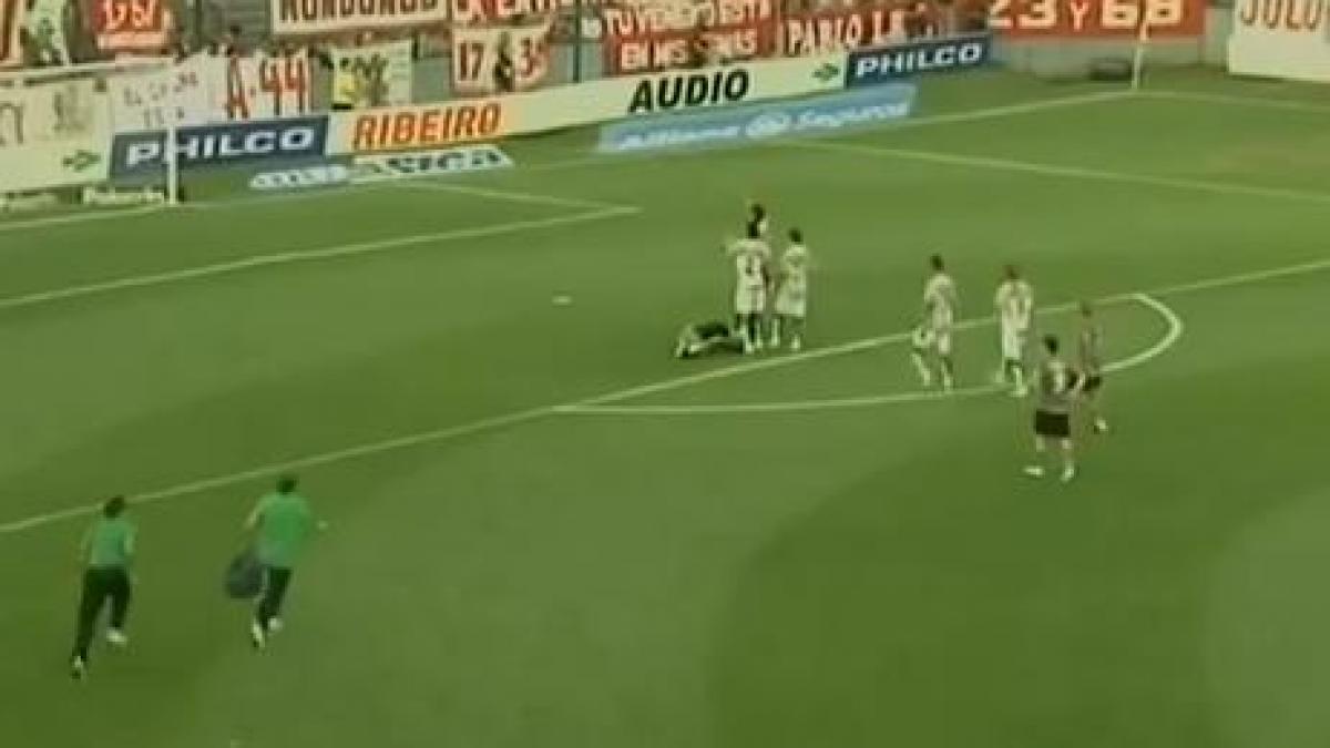 meci suspendat in argentina dupa ce o petarda a explodat langa portarul oaspetilor