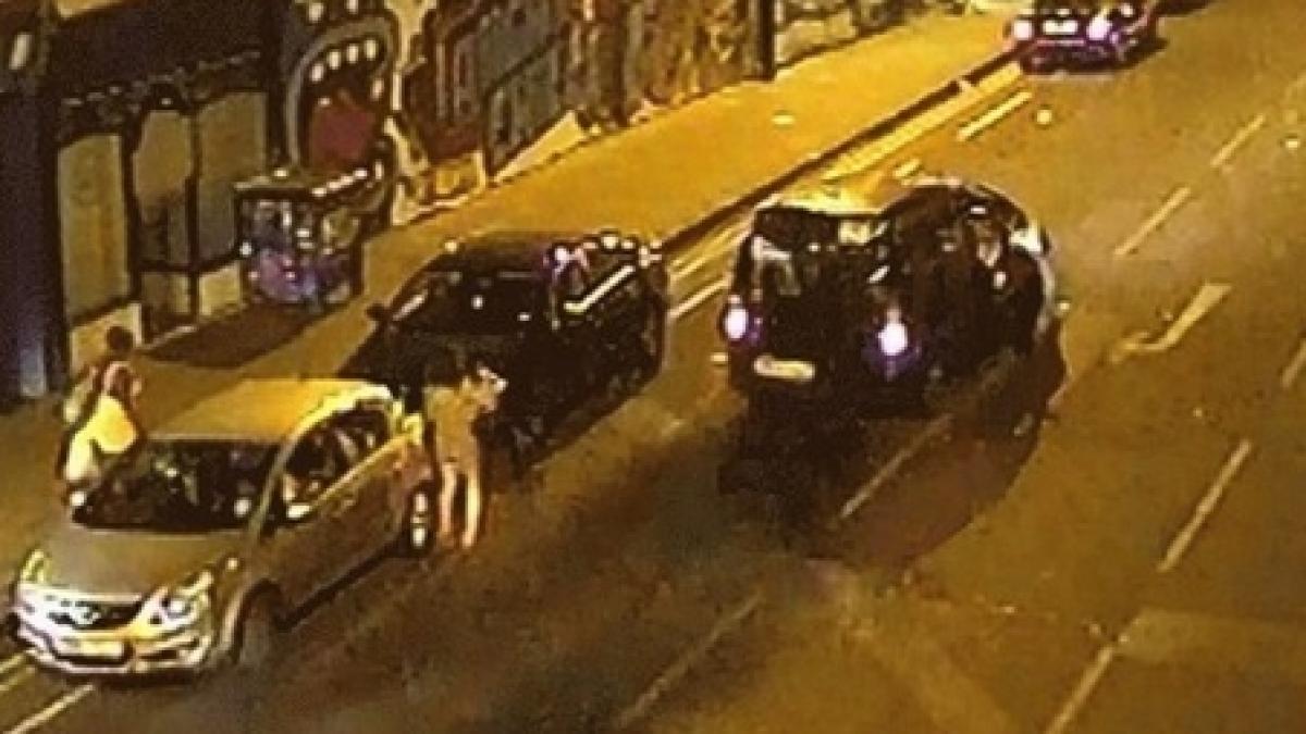un taximetrist de cosmar a trecut cu masina peste clientul cu care avea o disputa