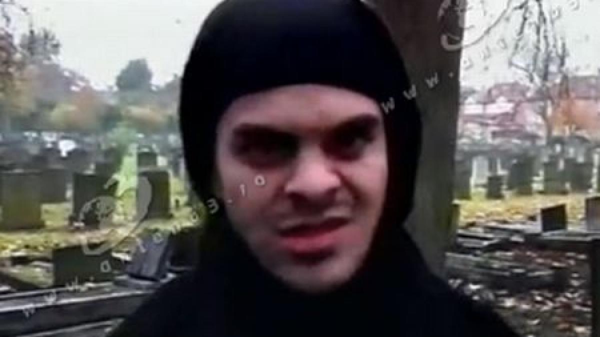 oda lui basescu si boc printre morminte taranul cu maserati devine mujahedinul din cimitir