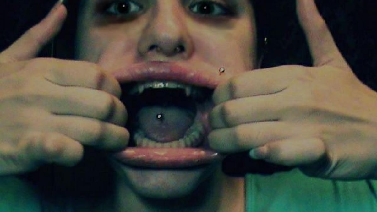 botoxata si rujata parca a nghitit o roata transformarea unei fete normale intr o piti autentica