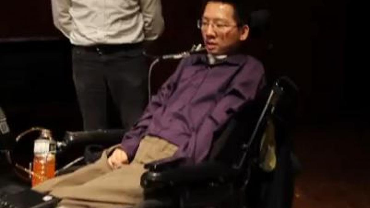 e paralizat de la gat in jos dar face ceva care te va impresiona pana la lacrimi