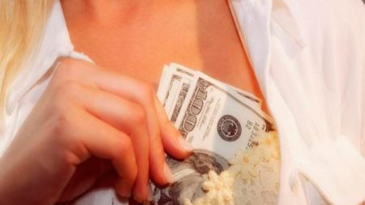 sutienul iubitor de mita angajata unei primarii din neamt a ascuns spaga intre sani