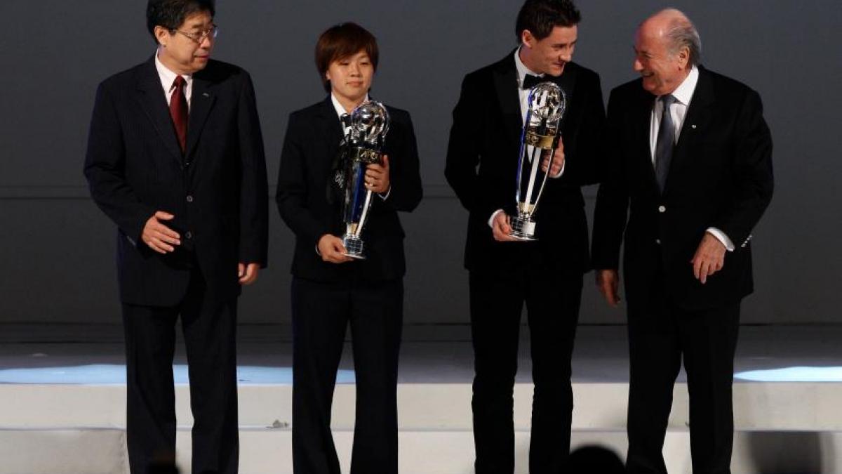 uzbekul server djeparov a fost desemnat cel mai bun fotbalist asiatic din 2011