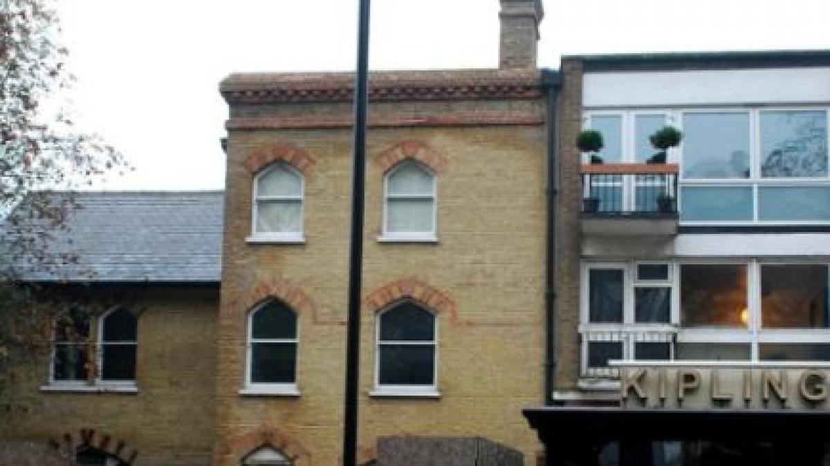 cum sa locuiesti gratis langa kate moss sau jude law mai multi est europeni au ocupat abuziv o vila