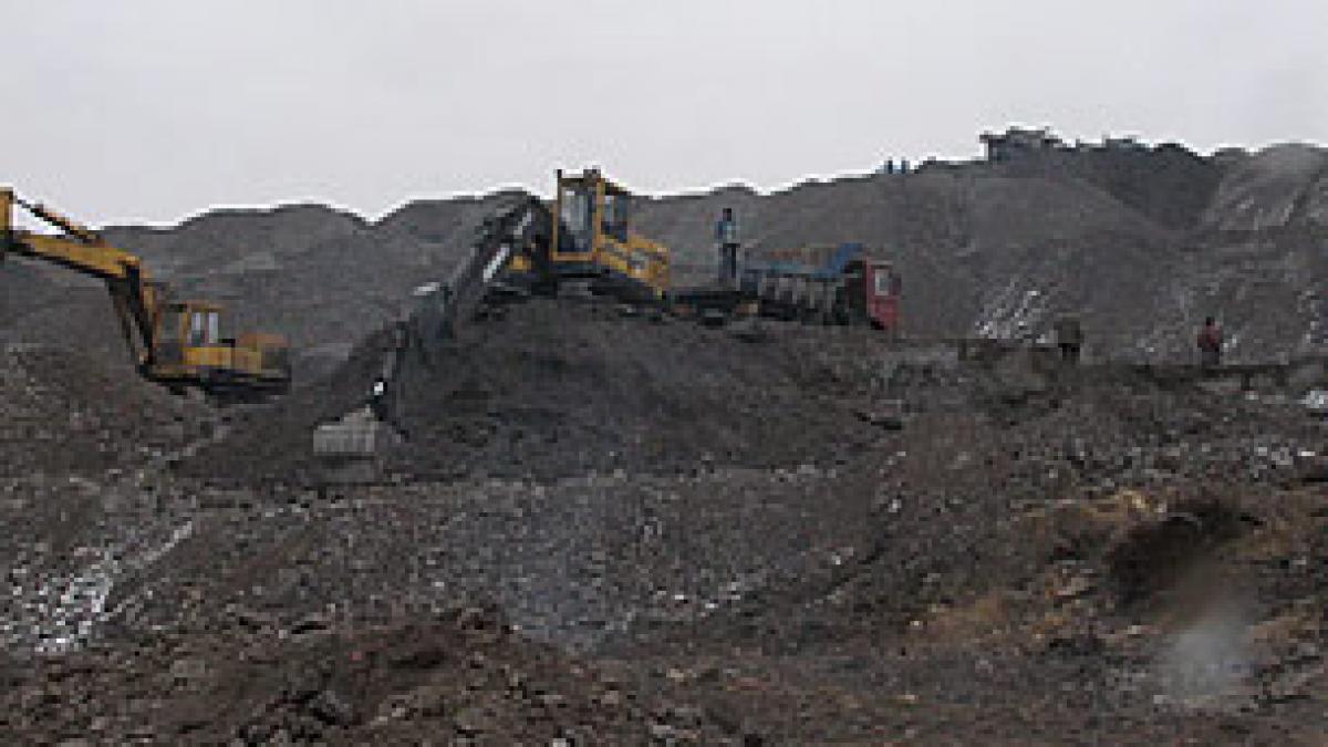 hunedoara doi muncitori au murit dupa ce o portiune din halda de zgura s a surpat peste ei