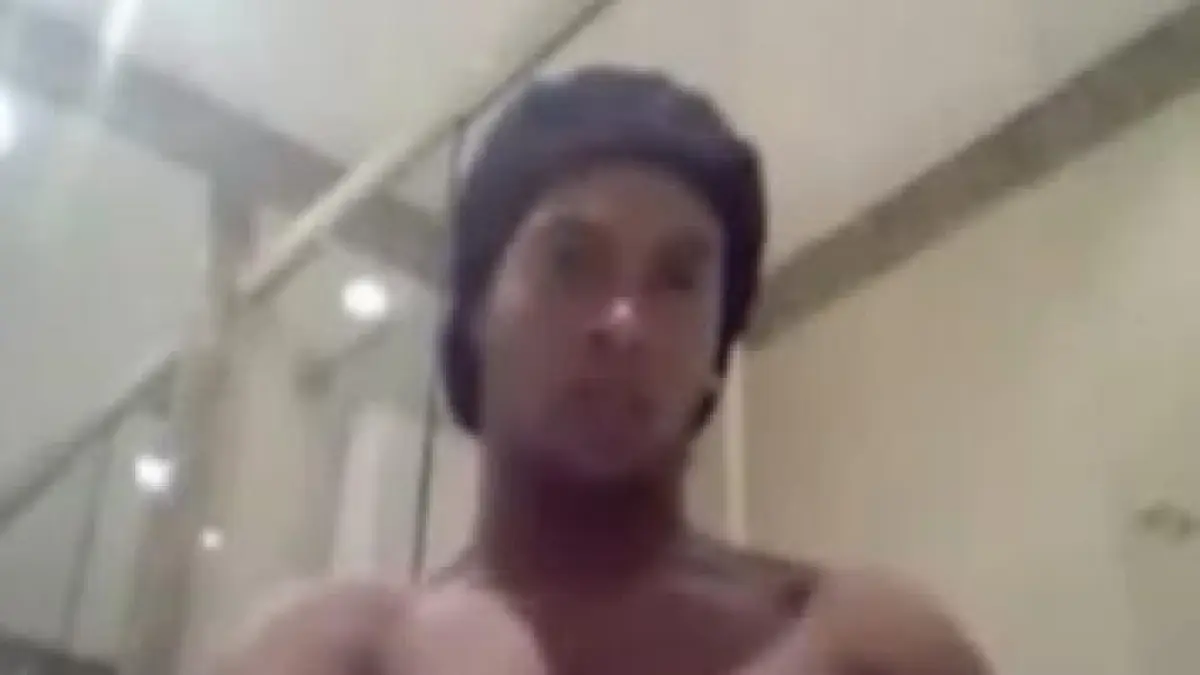 ronaldinho jongleaza in zone interzise antrenorul l a ironizat dupa aparitia unui video