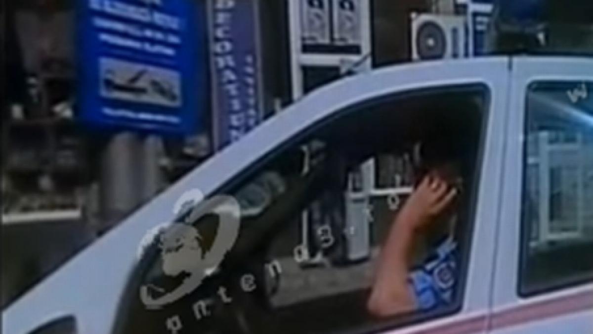 se intampla doar in romania politia rutiera sta la panda cu mobilul la ureche stationand in locuri