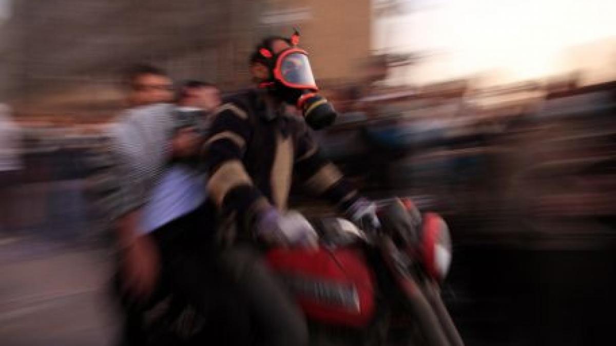 un om a murit in urma luptelor dintre fortele de ordine si manifestanti in cairo