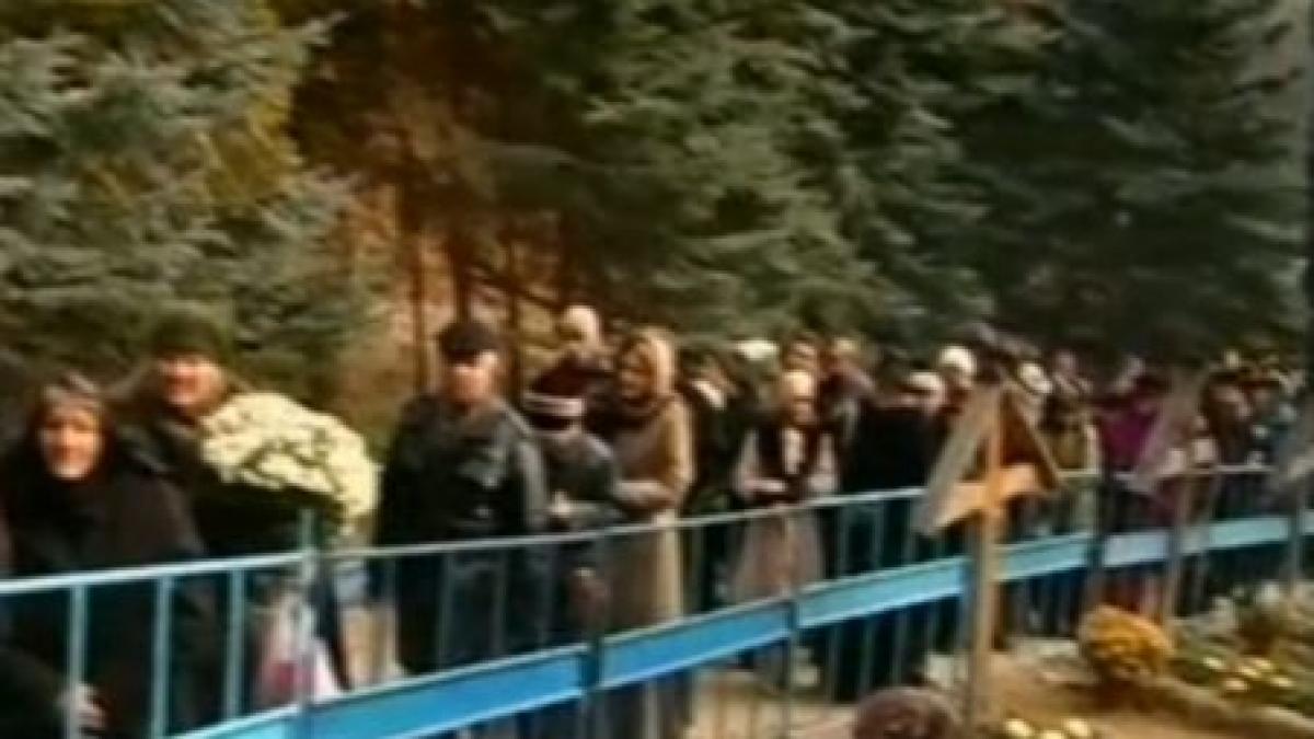 pelerinaj la mormantului parintelui arsenie boca mii de oameni vin sa se roage la sfantul ardealului