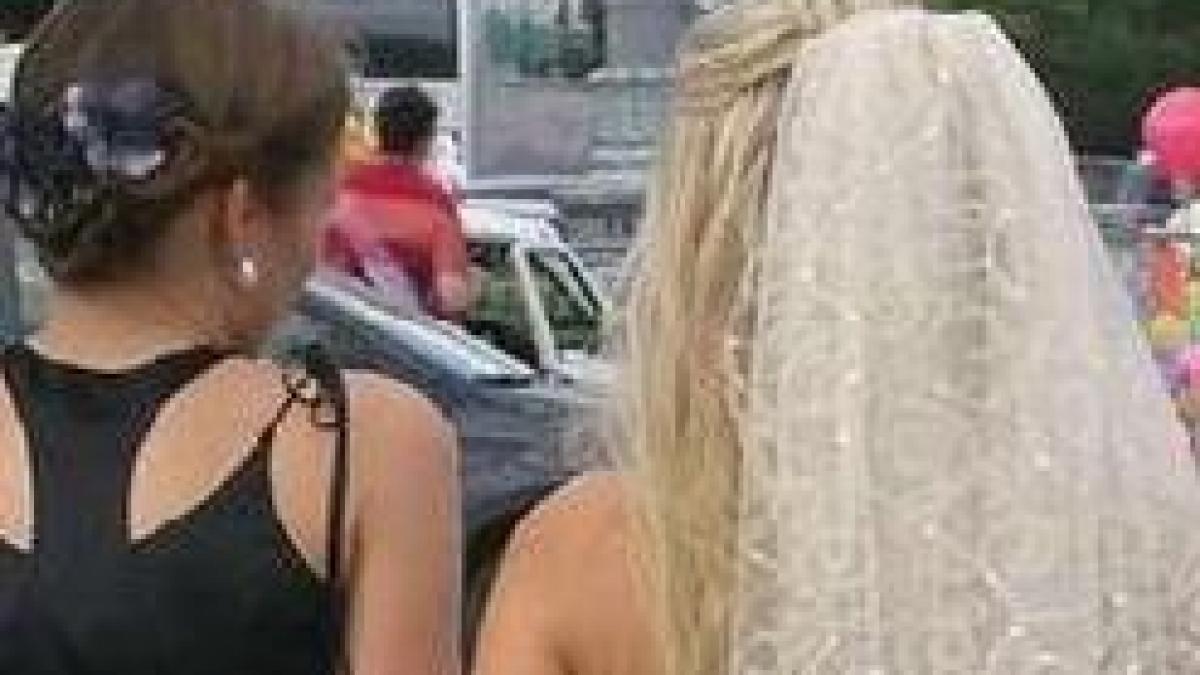 cea mai penala rochie de mireasa preotii n au primit o in biserica vezi cum era imbracata