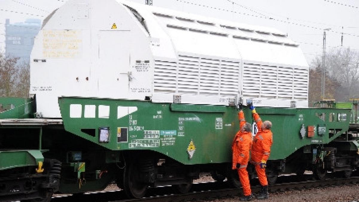 trenul cu deseuri nucleare din franta a ajuns in germania 1 300 de protestatari au fost arestati