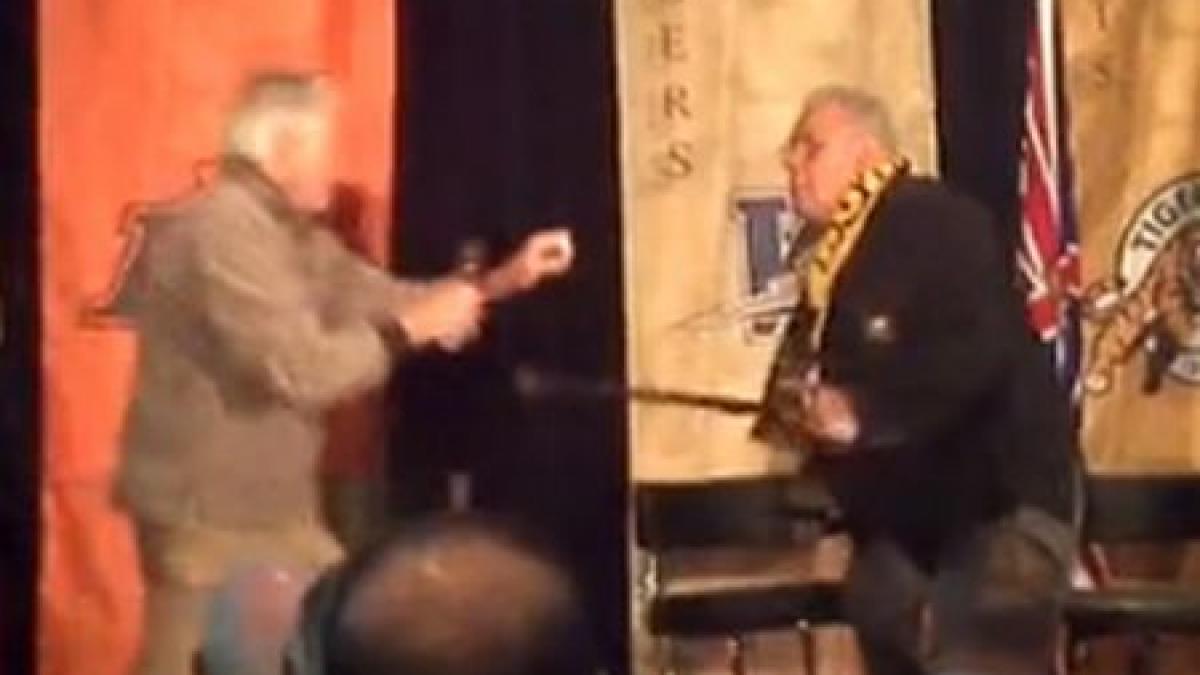 scandal la varsta a treia doi fosti fotbalisti s au batut pe scena cu pumnii si bastoanele