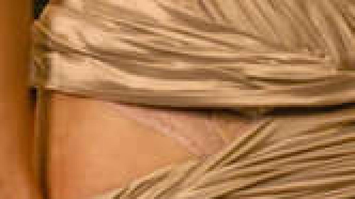 toti barbatii asteptau sa vada ce ascunde jlo intre picioare m am uitat sub fusta ta si am vazut