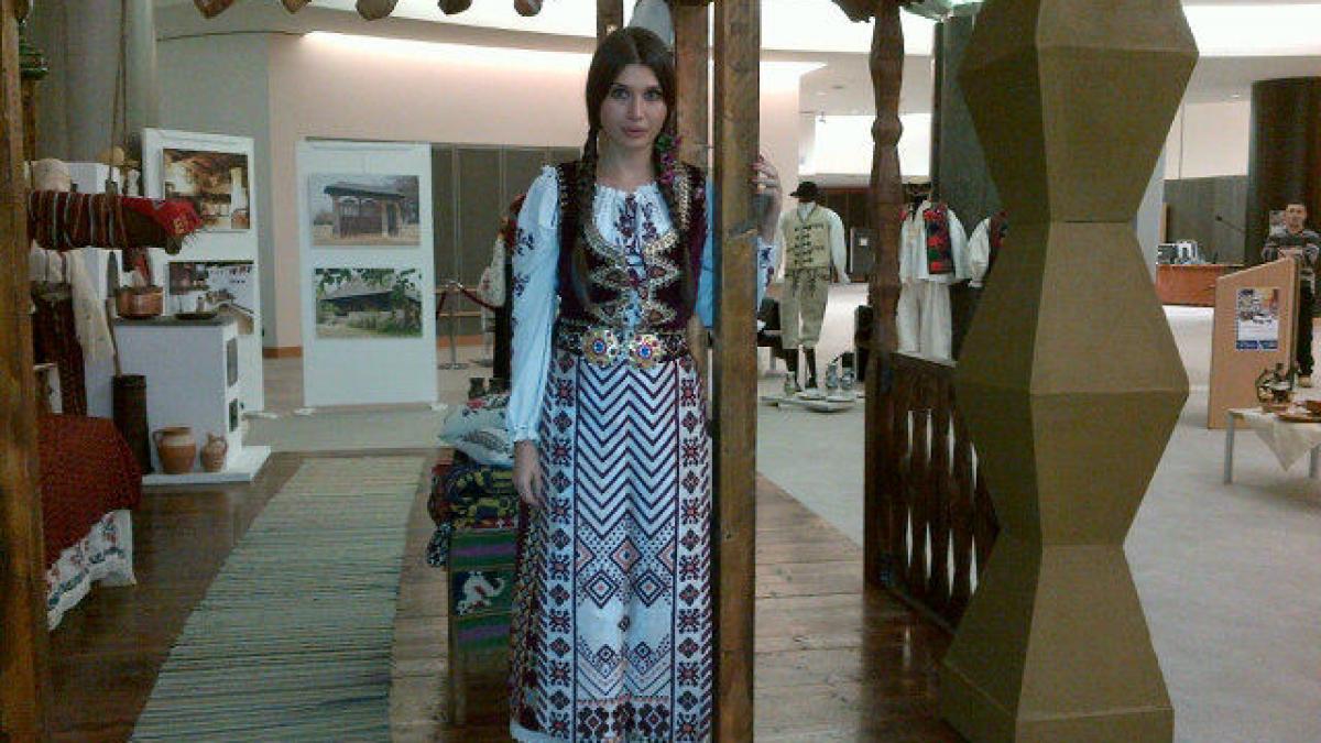 elena basescu in port popular vezi cum promoveaza eba imaginea traditionala a romaniei