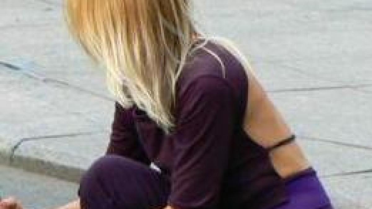 imaginea care spune tot despre blonde vei fi socat cand vei vedea ce tine in mana pe strada