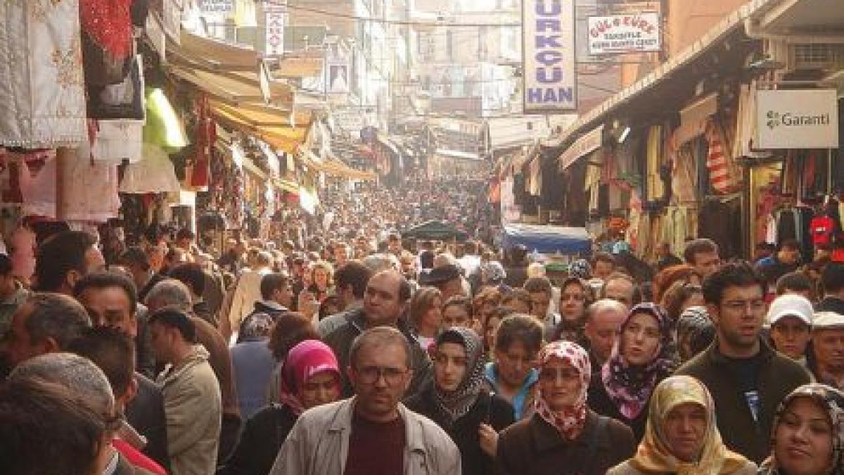 un barbat a deschis focul intr un cartier turistic din istanbul atacatorul a fost ucis de politisti