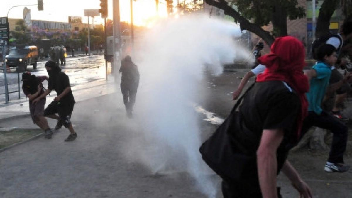 chile studentii protesteaza fata de taxele mari de scolarizare politia a intervenit cu tunuri de apa