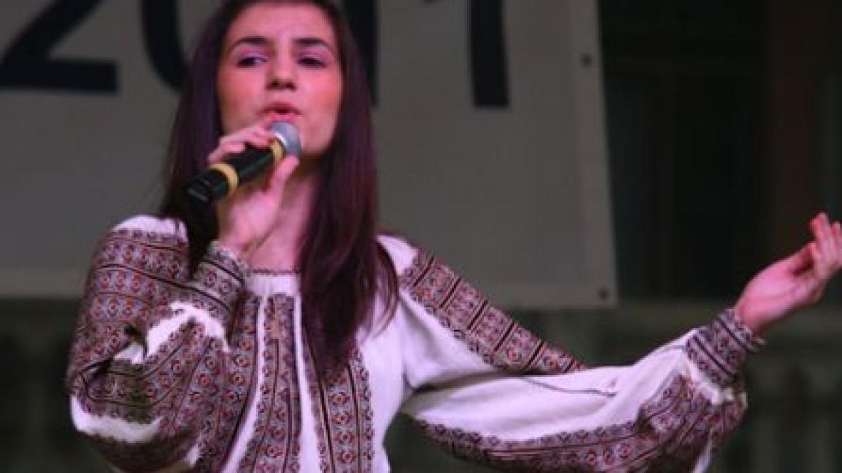 o cantareata de muzica populara de 14 ani din buzau batuta crunt a petrecut ziua nationala in spital