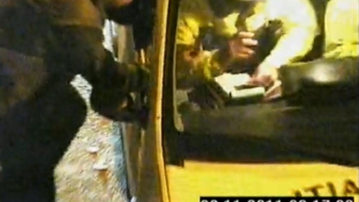 politisti din slatina filmati in timp ce primesc spaga de la soferul unui tir
