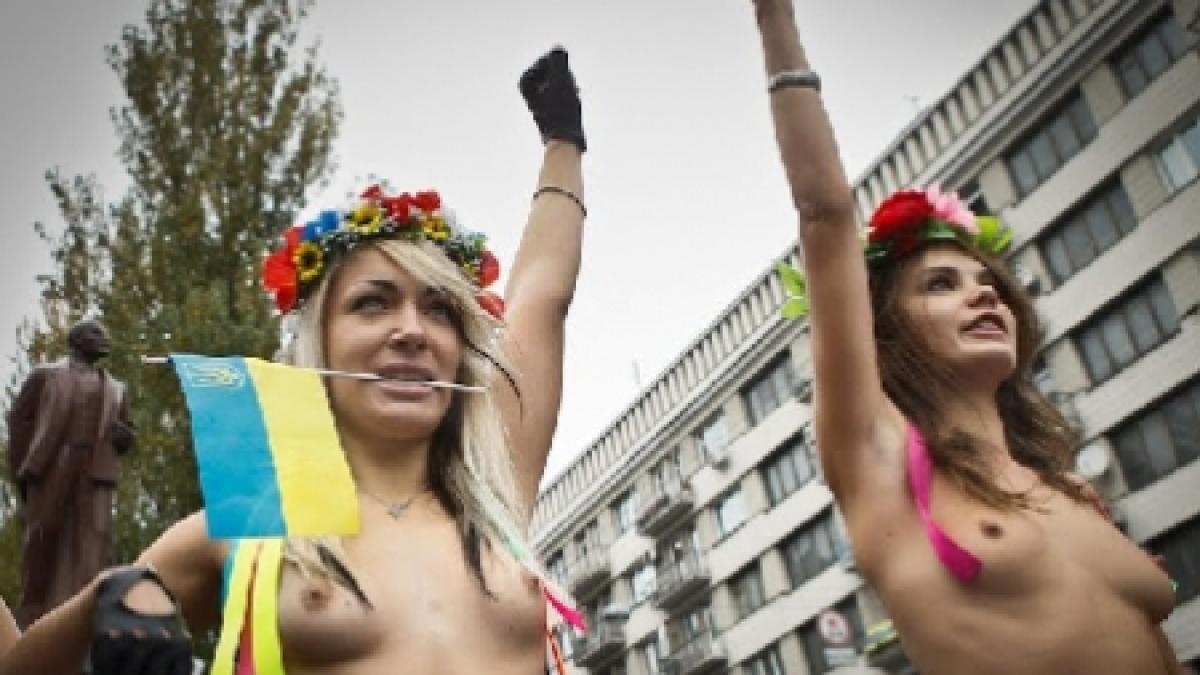 ucrainencele au protestat topless la stadionul olimpic din kiev euro 2012 fara prostitutie si uefa