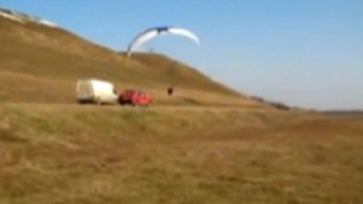 imagini socante un parapantist este lovit in plin de un microbuz dupa ce rateaza aterizarea