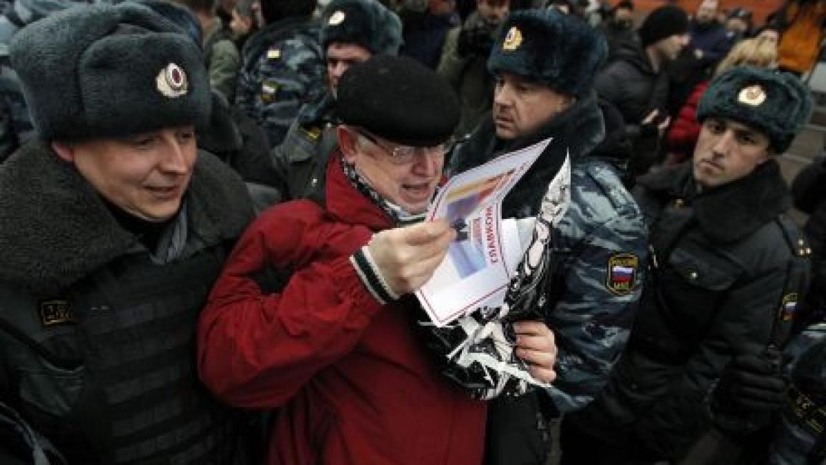 sute de politisti patruleaza pe strazile din moscova in ziua alegerilor legislative