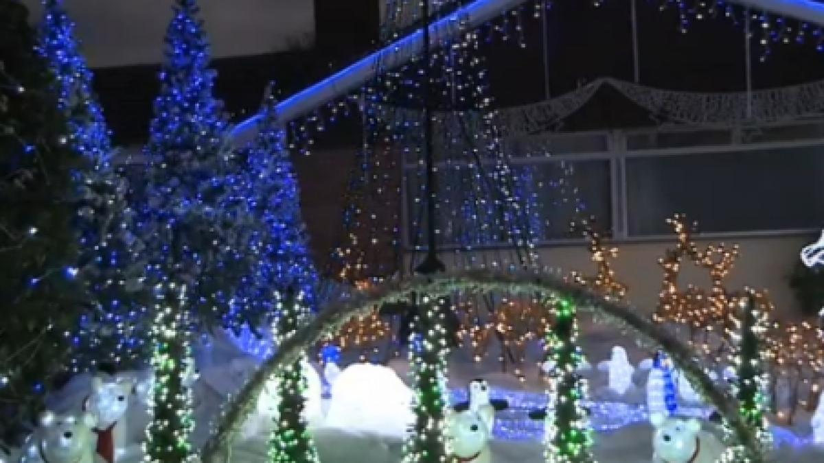 magia craciunului un britanic si a imbracat casa in peste 40 000 de beculete colorate