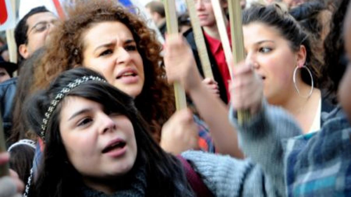 protest spontan la liceul jean monnet din capitala elevii protesteaza fata de demiterea conducerii