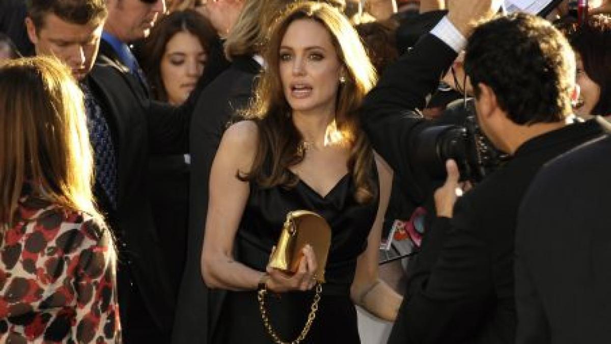 angelina jolie a debutat ca regizor a avut loc premiera de gala a filmului in the land of blood and