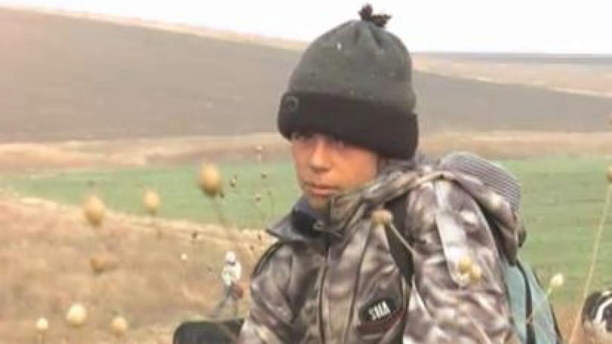 are ghiozdan dar il foloseste la munca pe camp da i o sansa la educatie lui florin