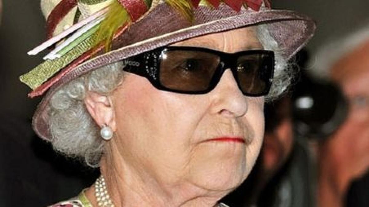 criza la casa regala salariul reginei elisabeta a ii a a marii britanii redus la jumatate