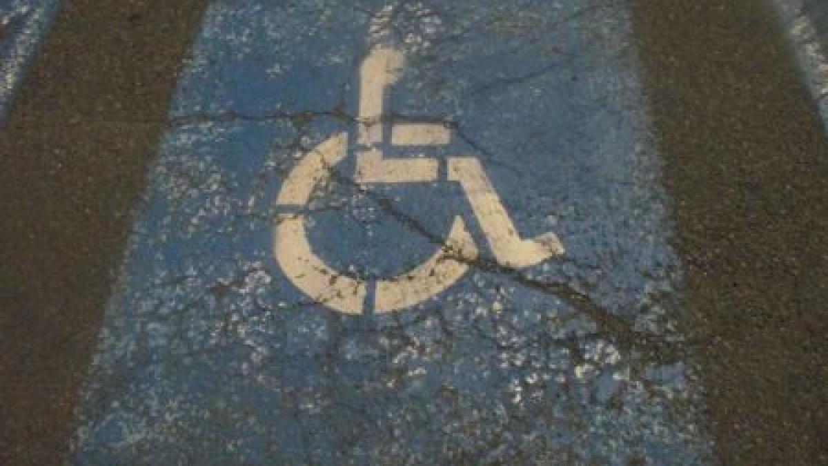 dupa cum ii parcheaza soferul masina ai putea sa zici ca e handicapat masina unui deputat pe