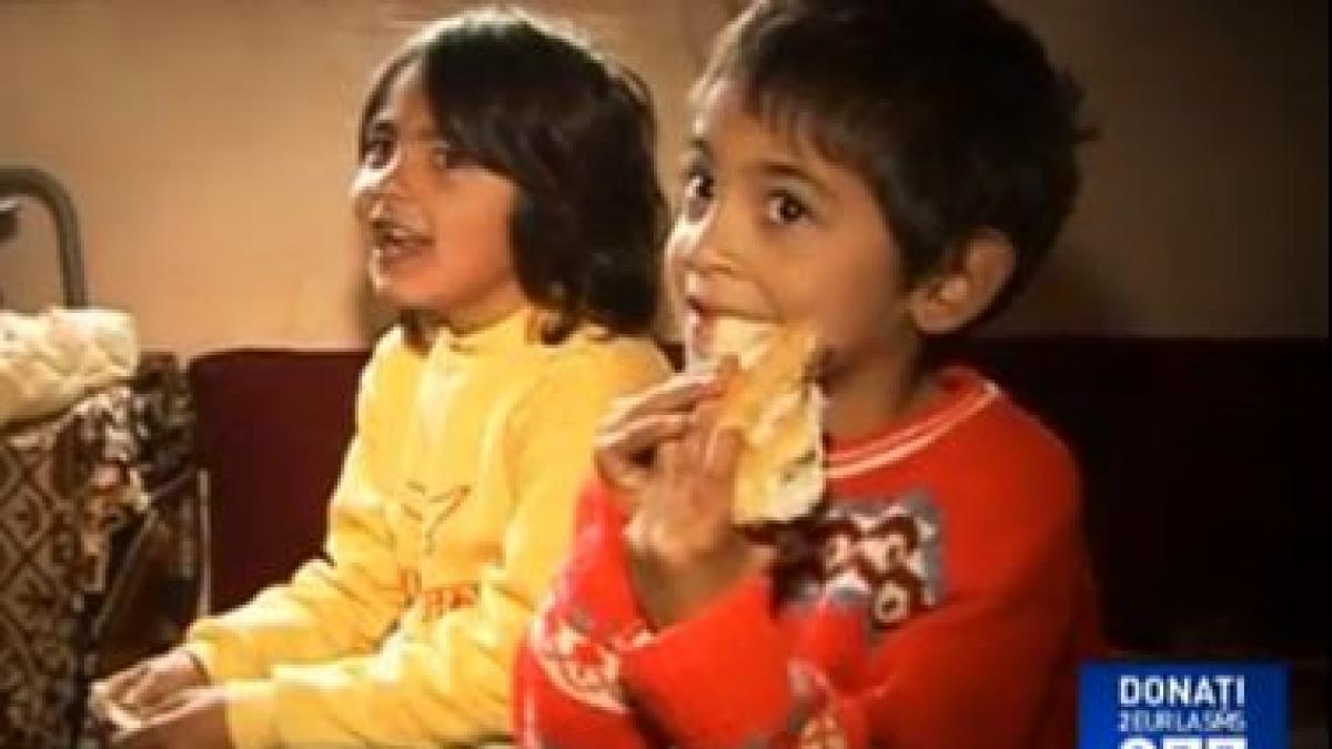 indura frigul foamea si cauta prin gunoaie mancare gemenii mihai si angela vor sa mearga la scoala