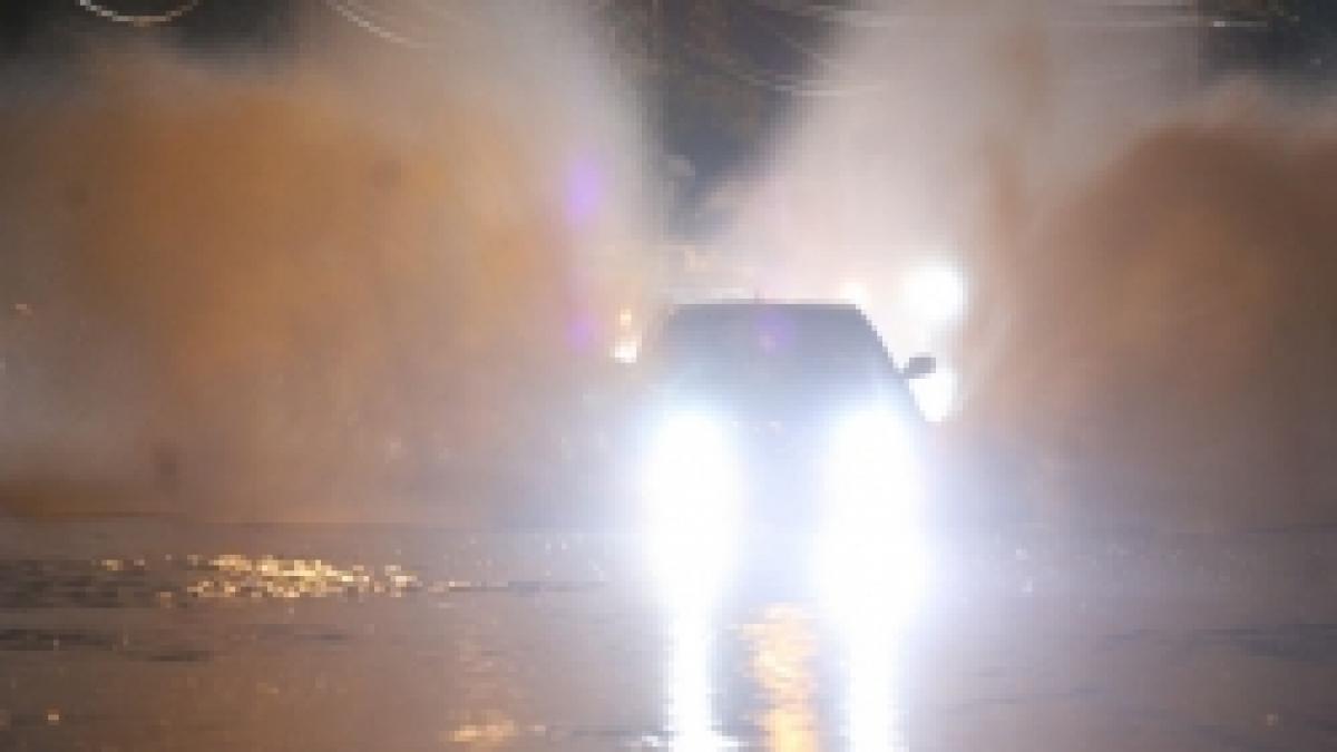 soselele din baia mare au devenit adevarate bazine de inot dupa mai multe ore de ploaie