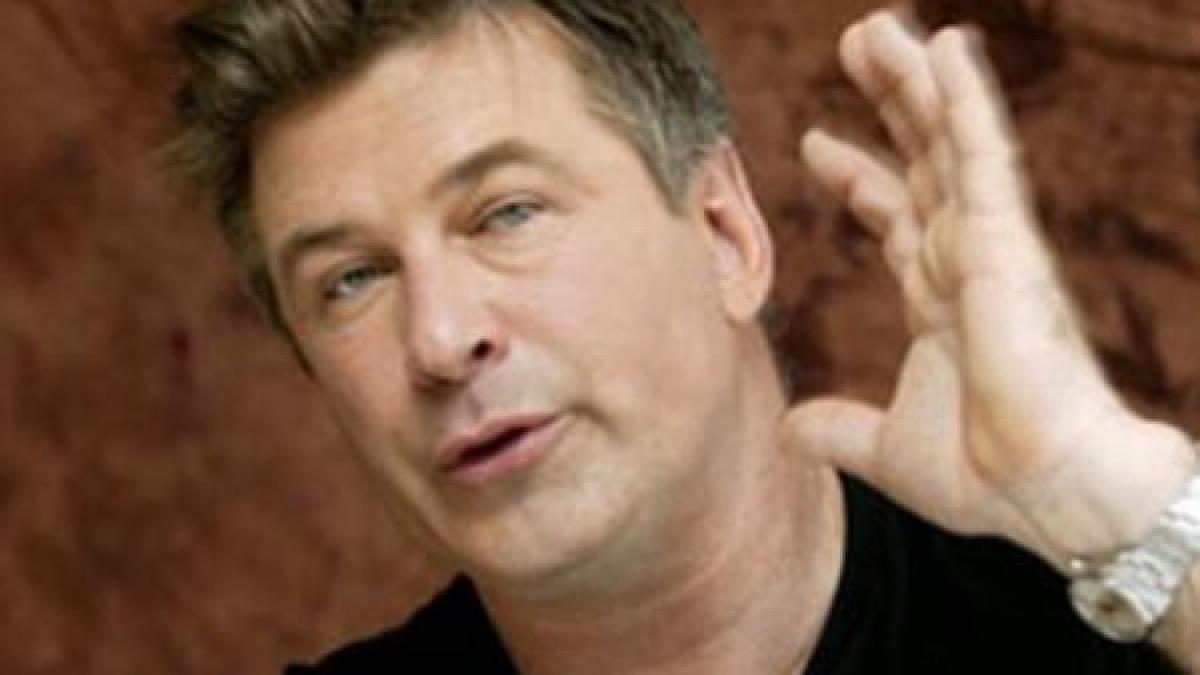 alec baldwin se tine de sotii a fost dat jos din avion pentru ca s a jucat pe telefonul mobil