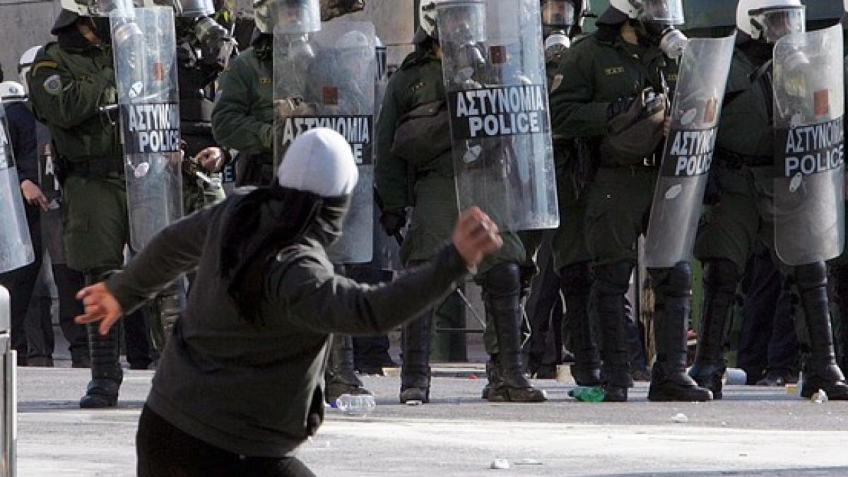 grecia tine cu dintii de zona euro parlamentarii eleni au adoptat masurile de austeritate in ciuda