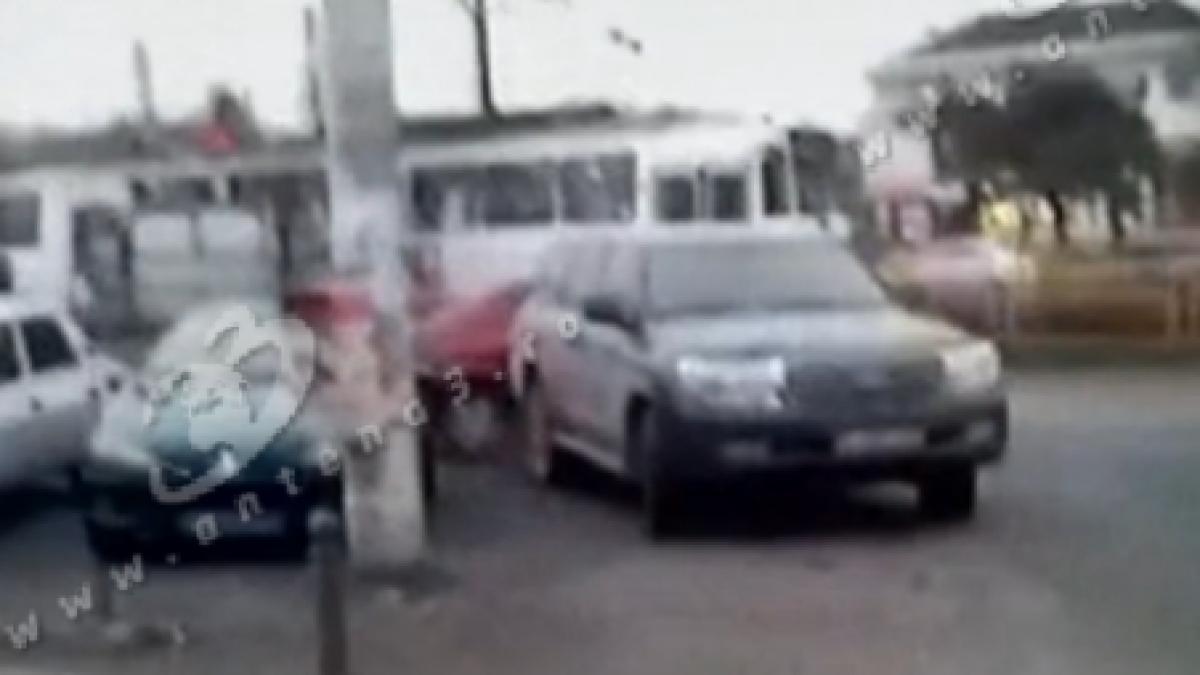 se intampla doar in romania cum iti faci loc cand esti blocat in parcare