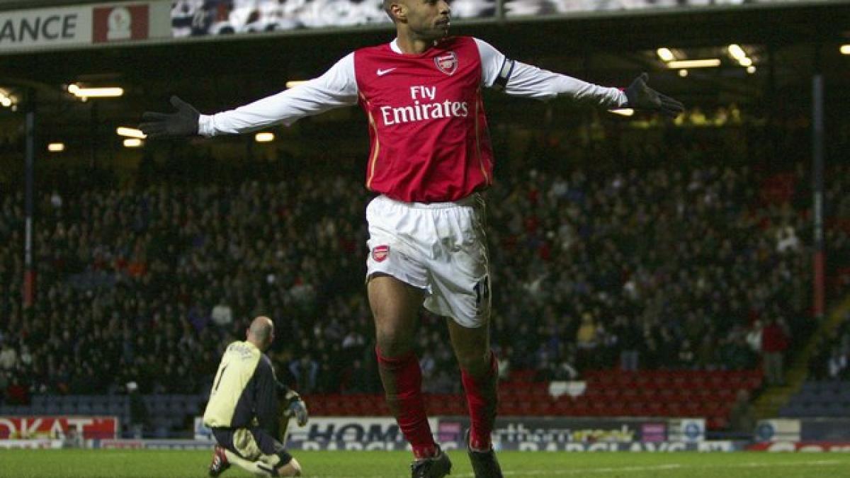 thierry henry tony adams si herbert chapman vor avea statui in fata stadionului lui arsenal