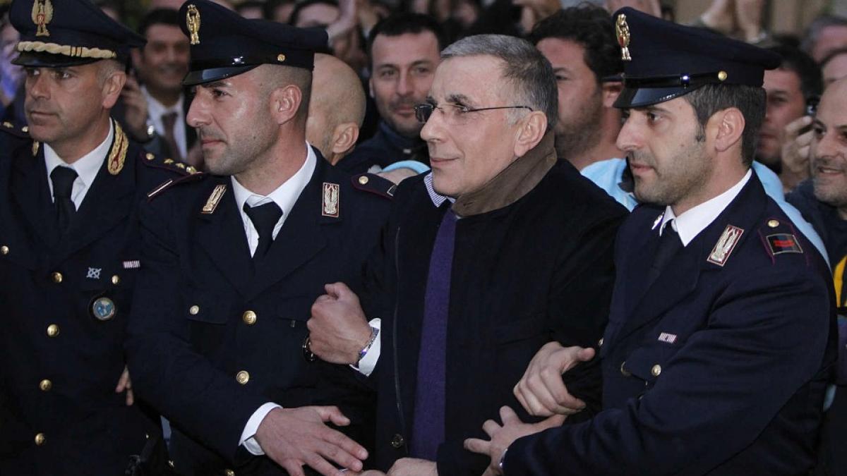 capul mafiei napolitane arestat dupa 15 ani de cautari operatiune impresionanta a politiei italiene