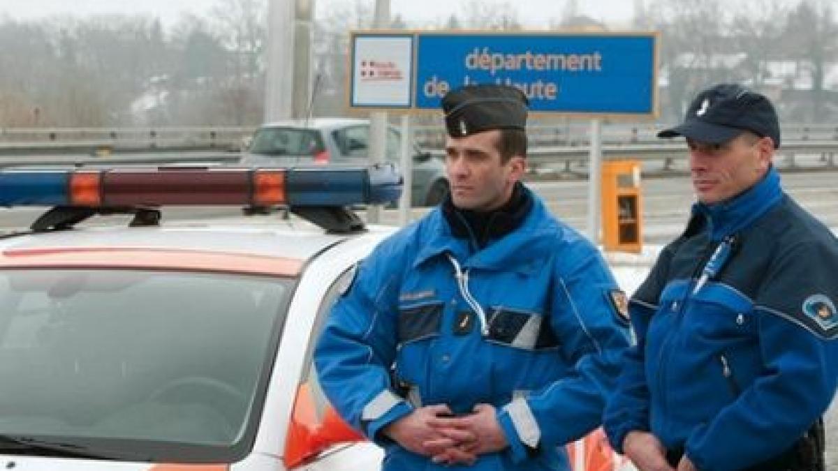 doi jandarmi francezi snopiti in bataie de mai multi romani care furau combustibil