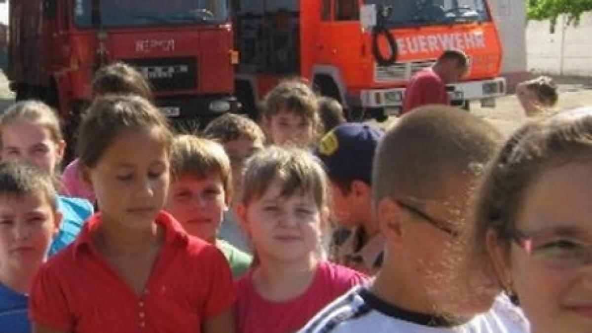 eroi de ocazie 7 elevi din doua localitati hunedorene merg la scoala cu masina de pompieri