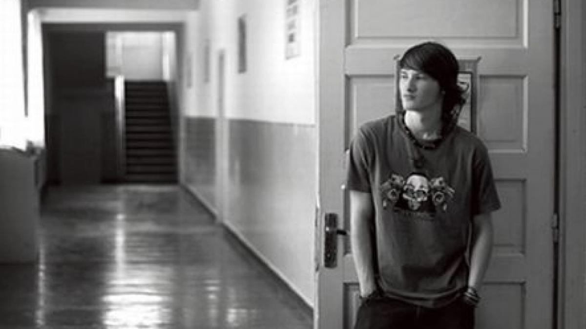 la scoala ca in jungla un elev a fost batut de un bodyguard chiar pe holul liceului