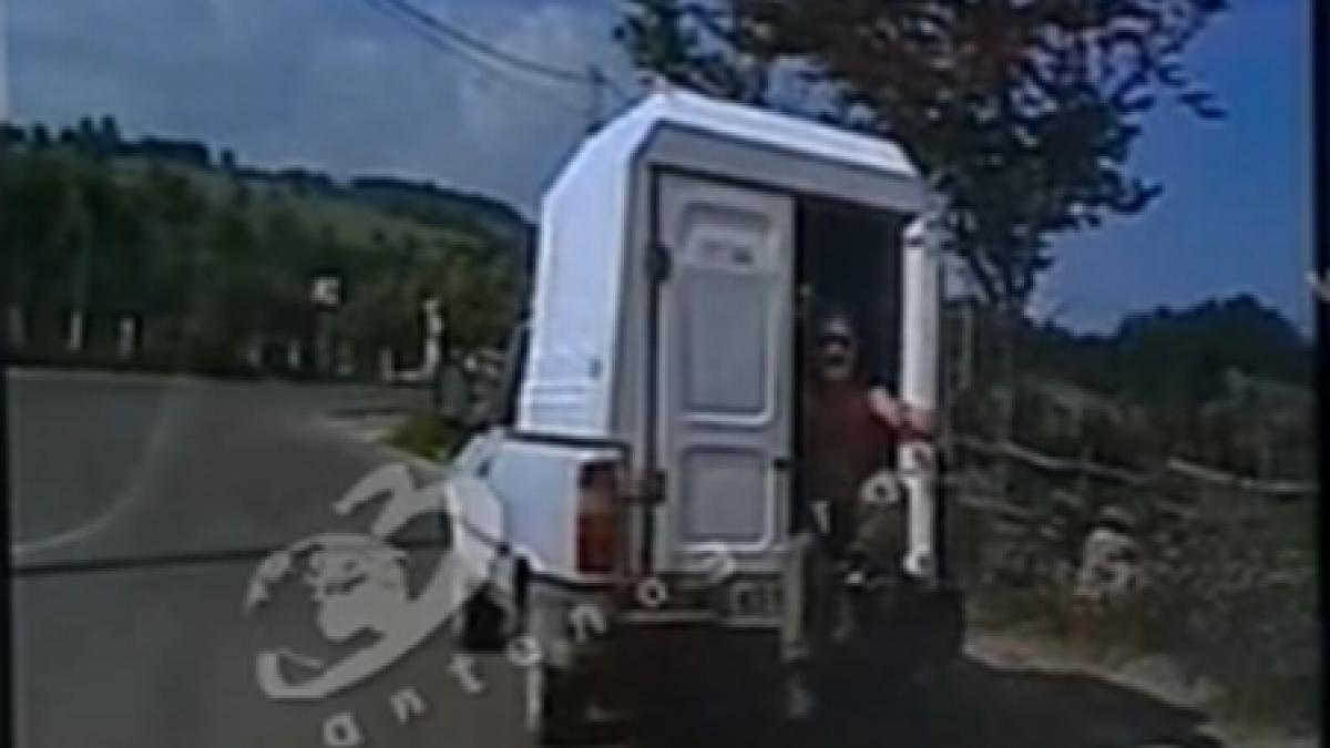 se intampla doar in romania cand nu are loc in masina romanul ocupa spatiosul portbagaj