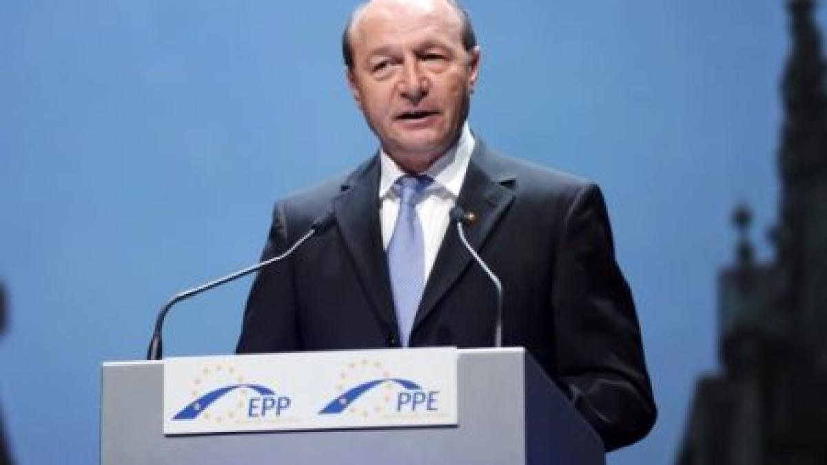 traian basescu sustine o declaratie de presa la finalul summitului ue dedicat zonei euro