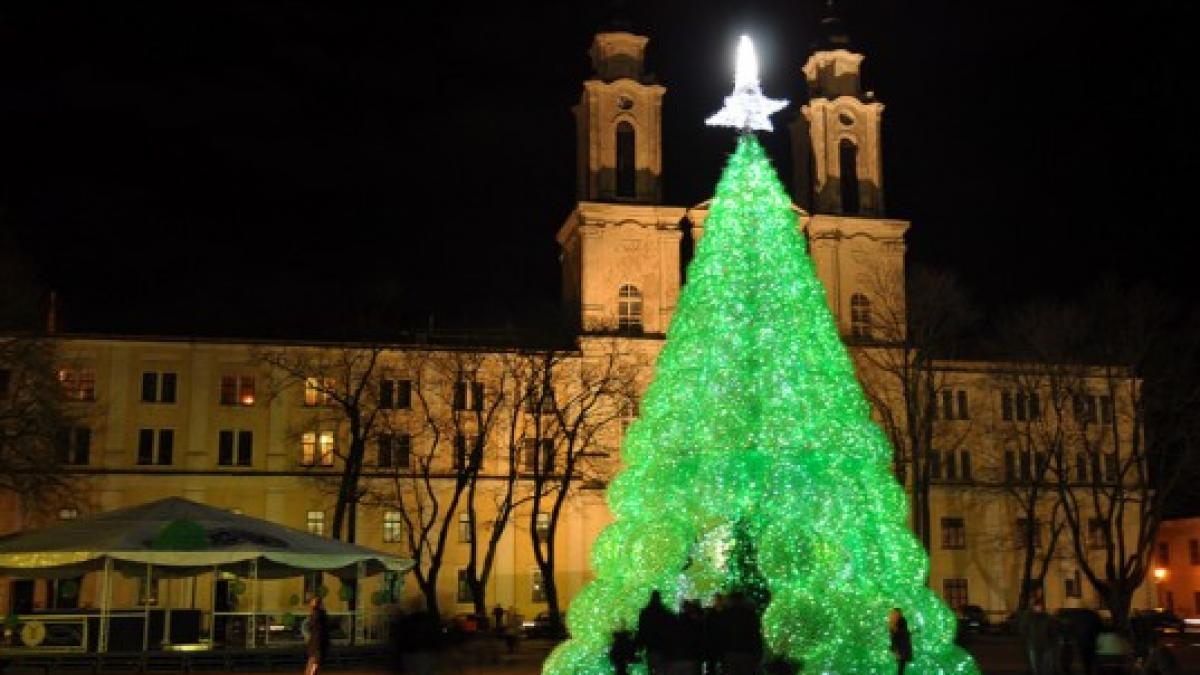 un brad de craciun realizat din 40 000 de sticle de plastic reciclate