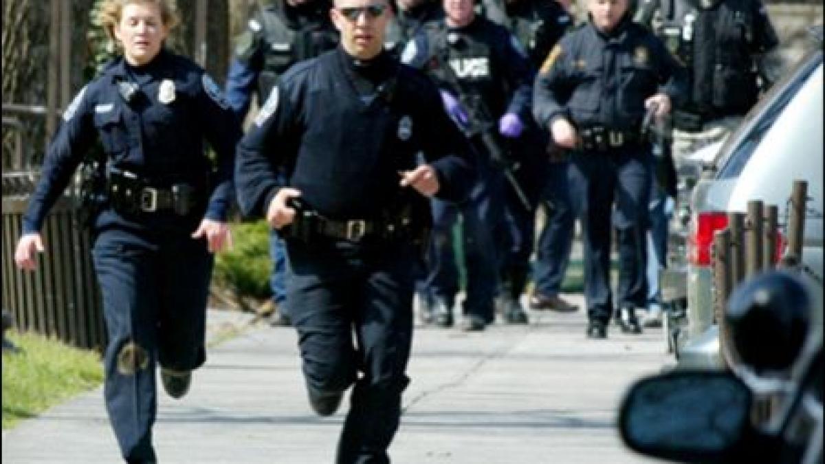 un politist a fost ucis in urma unui atac la virginia tech atacatorul a fost gasit mort cu arma