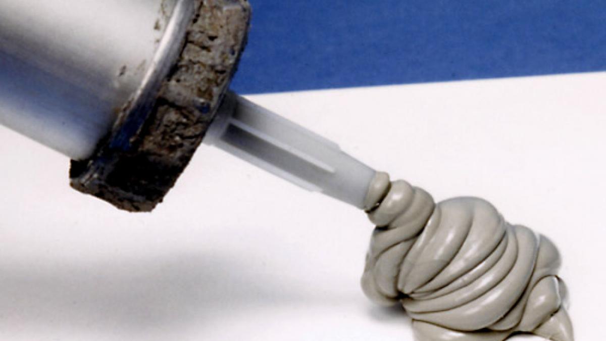 o femeie a fost acuzata de omor prin imprudenta dupa ce a injectat silicon in penisul unui tanar